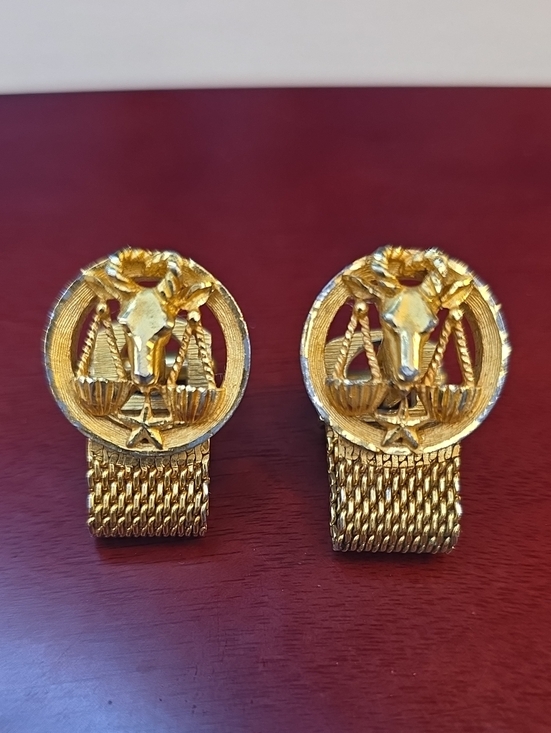 SWANK Other - Vintage Gold Tone Mesh Wrap Cufflinks Scales Justice Star